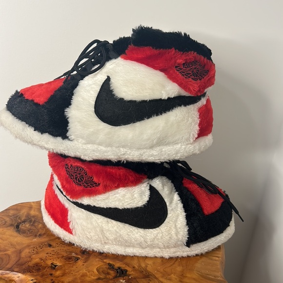 These are Jordan 1’s fuzzy, cozy, house shoes for the sneaker head in you. - Picture 5 of 10